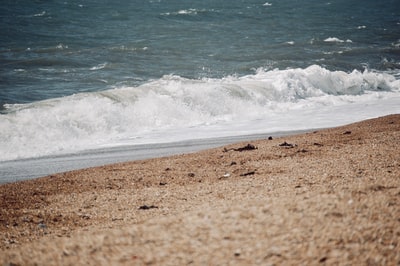 白浪拍打着海滩